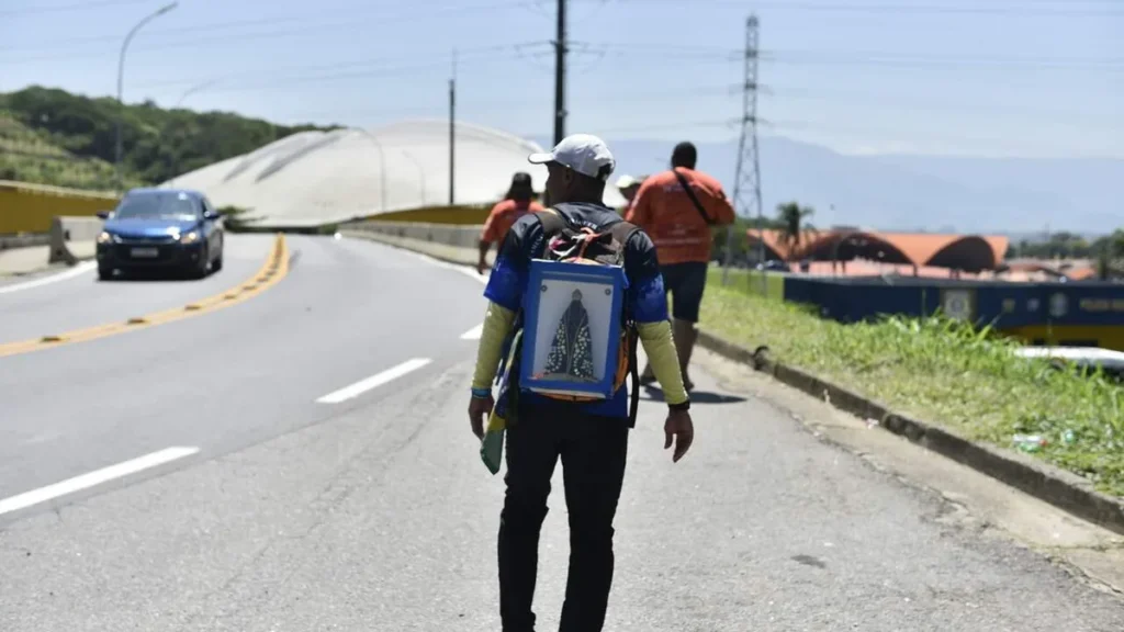 Imagem Peregrino na Estrada do artigo Mãe da Esperança que nos faz peregrinos até Aparecida!