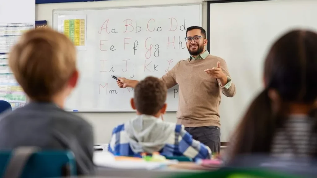 Imagem Professor ensinando do artigo Comissão para a Cultura e Educação da CNBB homenageia os professores