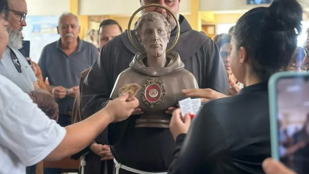 Imagem Reliquia de Sao Francisco em Guaratingueta 1 do artigo Relíquia de São Francisco esteve no Santuário de Frei Galvão