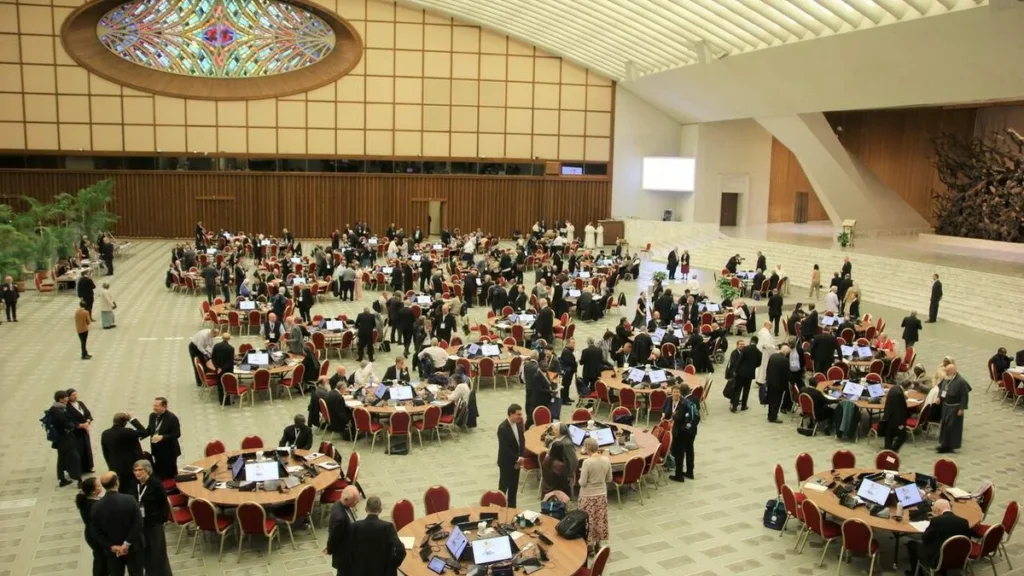 Imagem Sinodo Mesas do artigo Bispos brasileiros falam da fase final do Sínodo no Vaticano