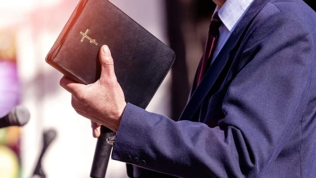 Imagem biblia sendo segurada por homem do artigo Instrumentalização da Sagrada Escritura: uma problemática atual