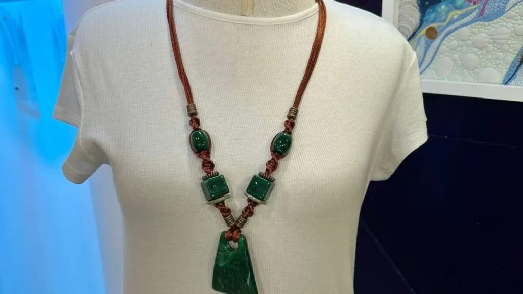 Imagem colar de resina com macrame faca voce mesmo do artigo Colar de resinas com macramê - Faça Você Mesmo