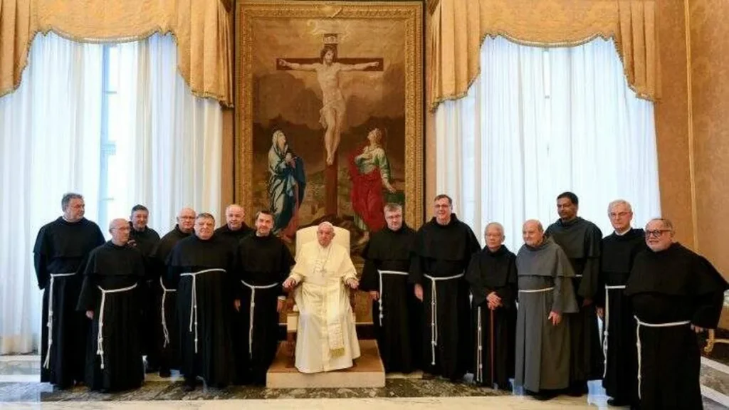 Imagem papa e os confessores do vaticano do artigo Papa pede aos confessores: “ouça, console e perdoe”