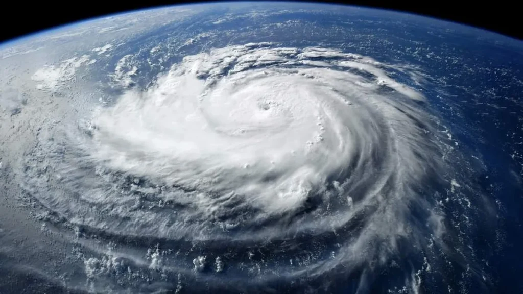 Imagem tufao visto do espaco do artigo O que está por trás do aumento das catástrofes climáticas?