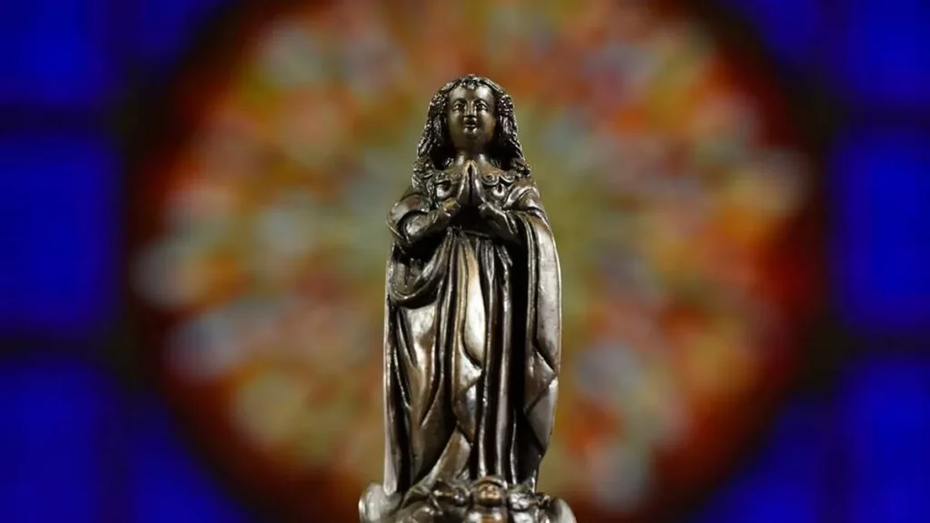 Imagem Imagem de Nossa Senhora Aparecida sem o manto diante da rosacea da Nave Norte do artigo Leitura: a realidade afro no Brasil pela devoção mariana