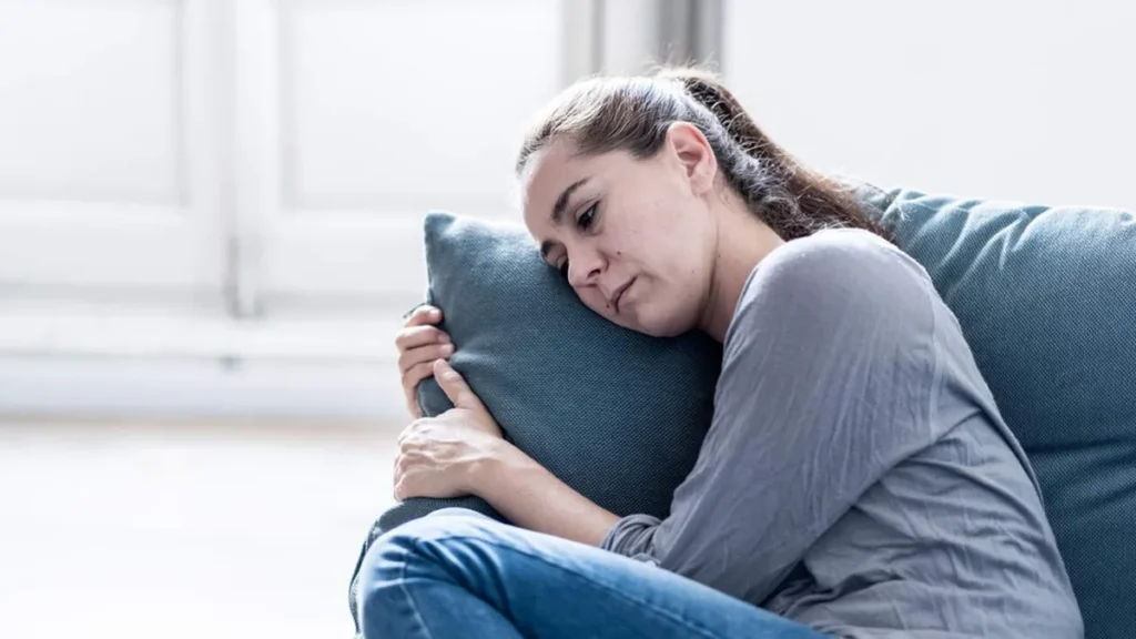 Imagem Mulher triste com depressao do artigo Falar, acolher e ouvir: caminhos para confortar as dores emocionais