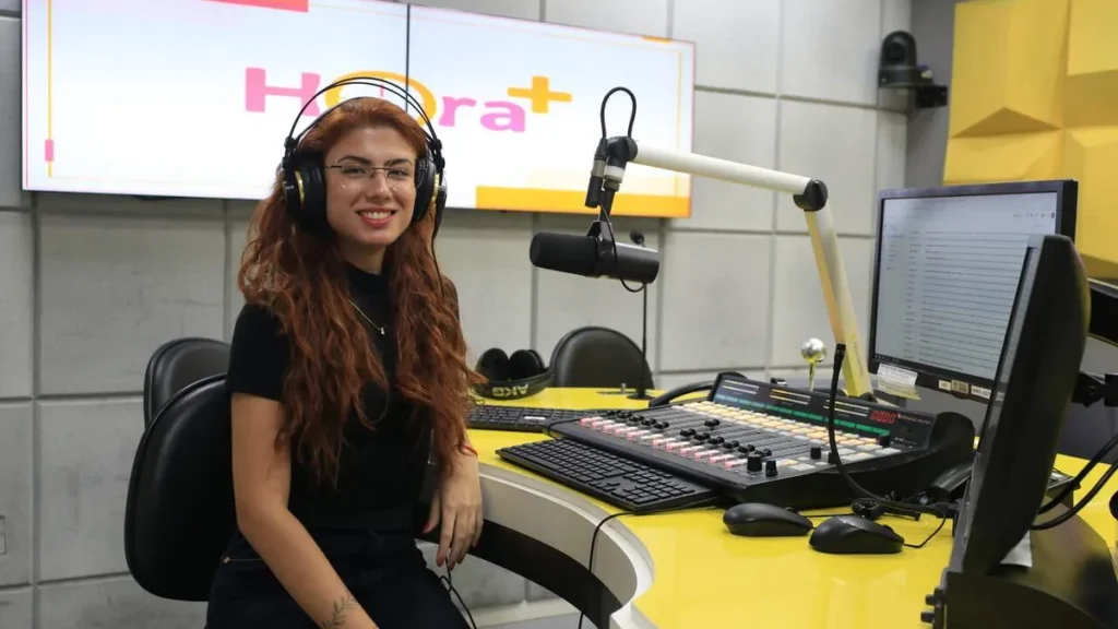 Imagem Gaby Pedroso do artigo Dia do Radialista: aqueles que informam e emocionam pelas ondas do rádio