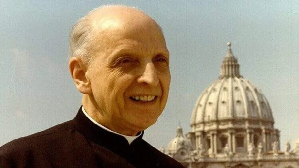 Imagem Padre Pedro Arrupe SJ tendo ao fundo a cupula da Basilica de Sao Pedro do artigo Fase diocesana da causa de beatificação do Pe. Arrupe será concluída neste mês