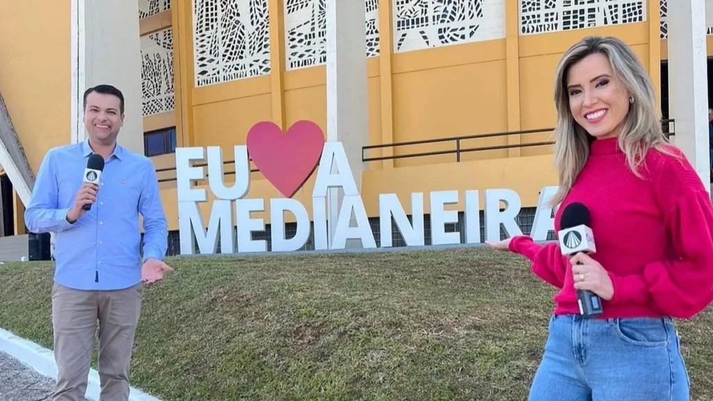 Imagem Irmao Alan e Camila Morais sbrindo a romaria da medianeira do artigo TV Aparecida realiza cobertura da 81ª Romaria Estadual da Medianeira