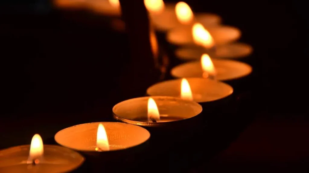 Imagem velas do artigo A Festa dos Santos conhecidos e desconhecidos