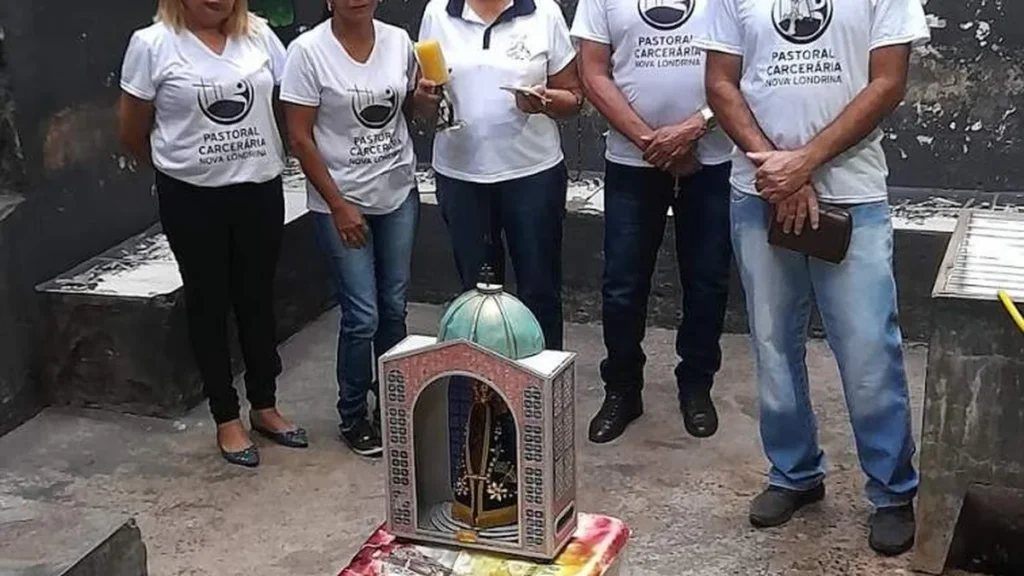 Representante Inácia Mendes Meneguetti com a capelinha na Cadeia Pública de Nova Londrina (PR)