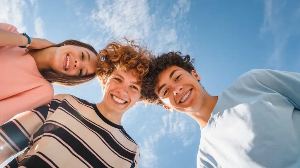 Imagem jovens sorridentes do artigo 3 Dicas para alegrar e trazer paz com nossas ações