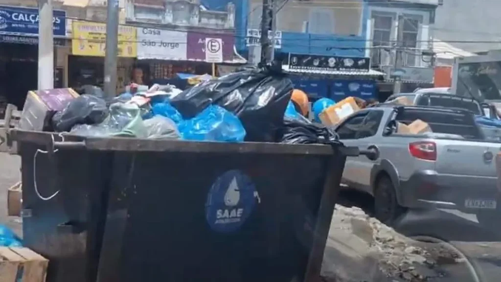 Imagem Sujeira em Aparecida do artigo Aparecida enfrenta falta de limpeza, mas Prefeitura diz ter solução até segunda-feira