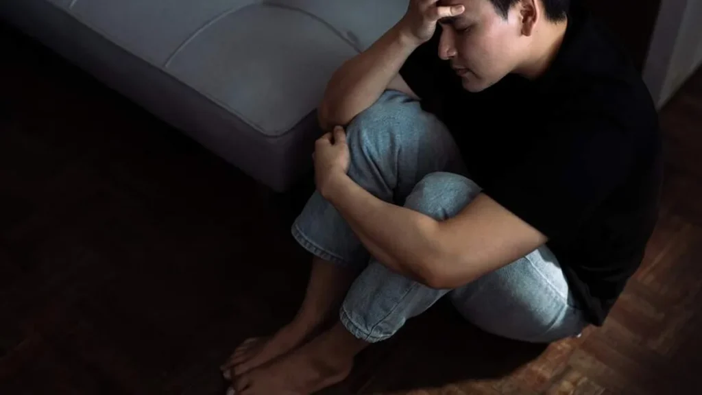 Imagem Homem angustiado do artigo 3 Salmos que podem te ajudar a vencer os momentos de angústia