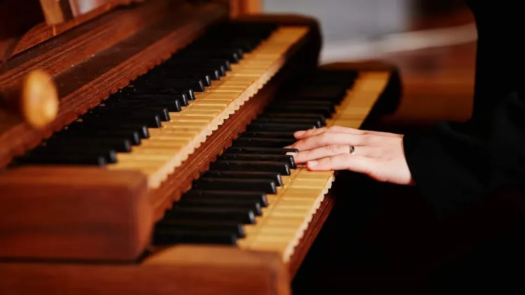 Imagem Maos tocando piano na celebracao do artigo Advento: cuidados essenciais na escolha das músicas litúrgicas