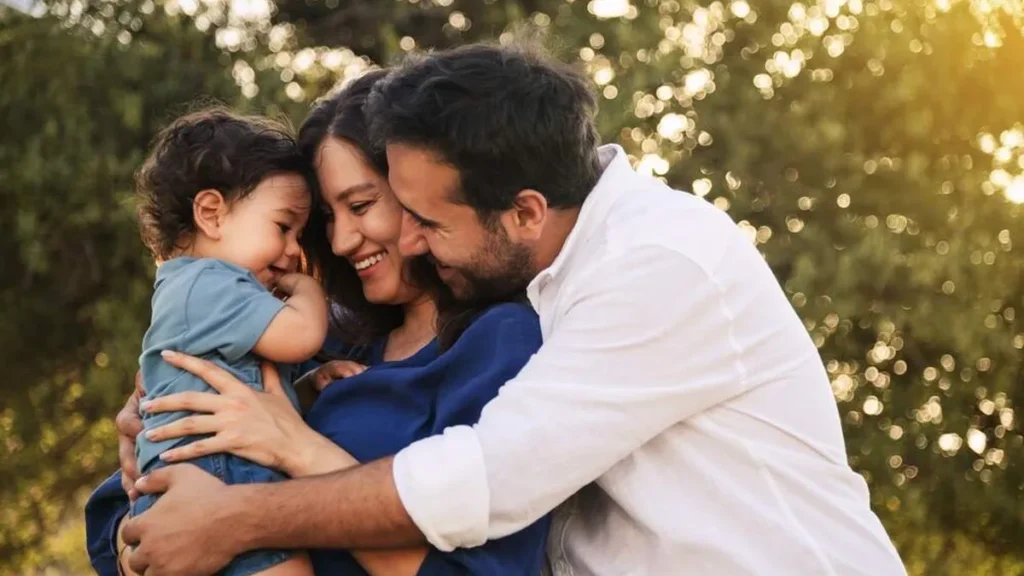 Imagem Familia se abracando do artigo Pastoral Familiar: Cuidar da família é cuidar do futuro