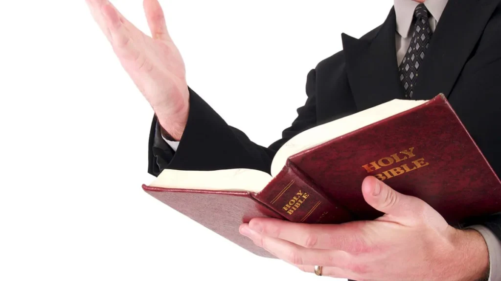 Imagem Homem segurando a biblia do artigo Como ser missionário no dia a dia sem ser um "cristochato"