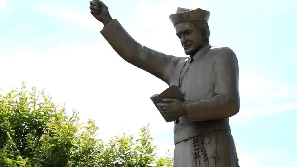 Monumento em honra do Padre Pelágio em Trindade.