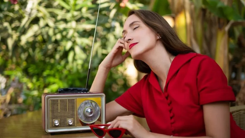 Imagem Mulher rezando com a Radio do artigo Bênçãos dadas pelo rádio e pela TV são válidas?