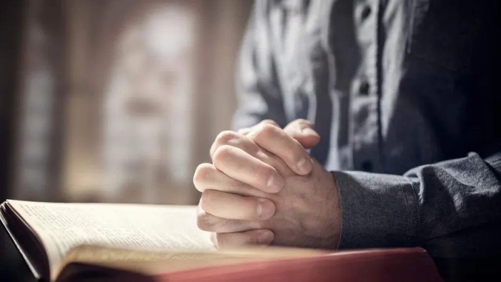 Imagem Orando com a Biblia 2 do artigo Você sabe quais as diferenças entre a prática devocional e a Lectio Divina?