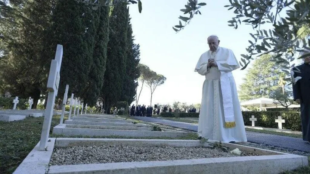 Papa Francisco reza pelos fiéis defuntos em um cemitério de Roma