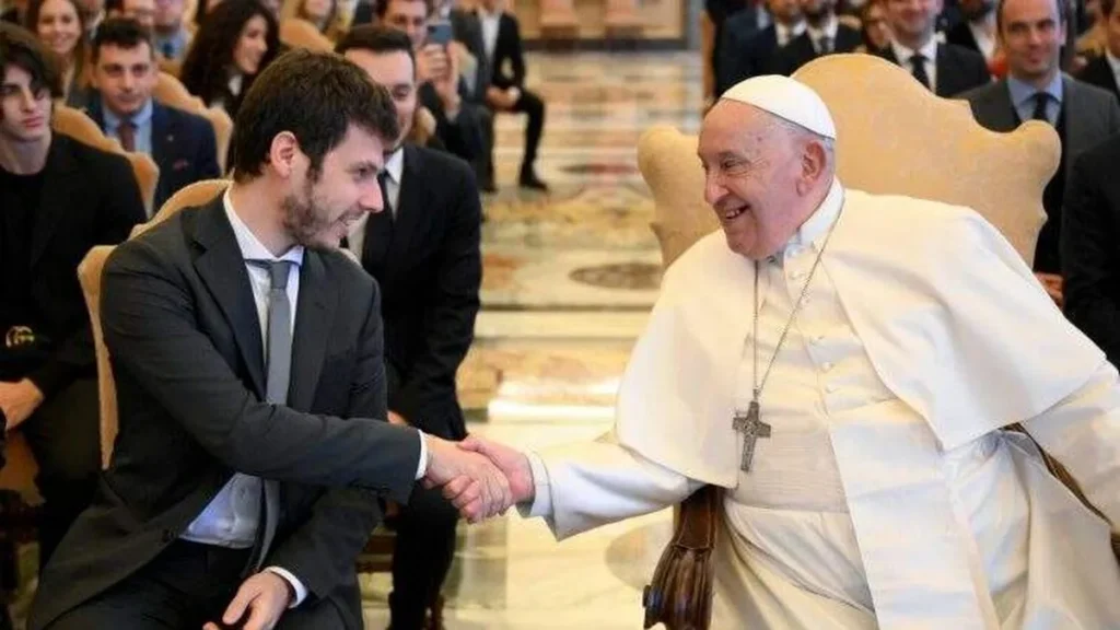 Imagem Papa e jovem do artigo Jovens são chamados pelo Papa a serem artesãos da esperança
