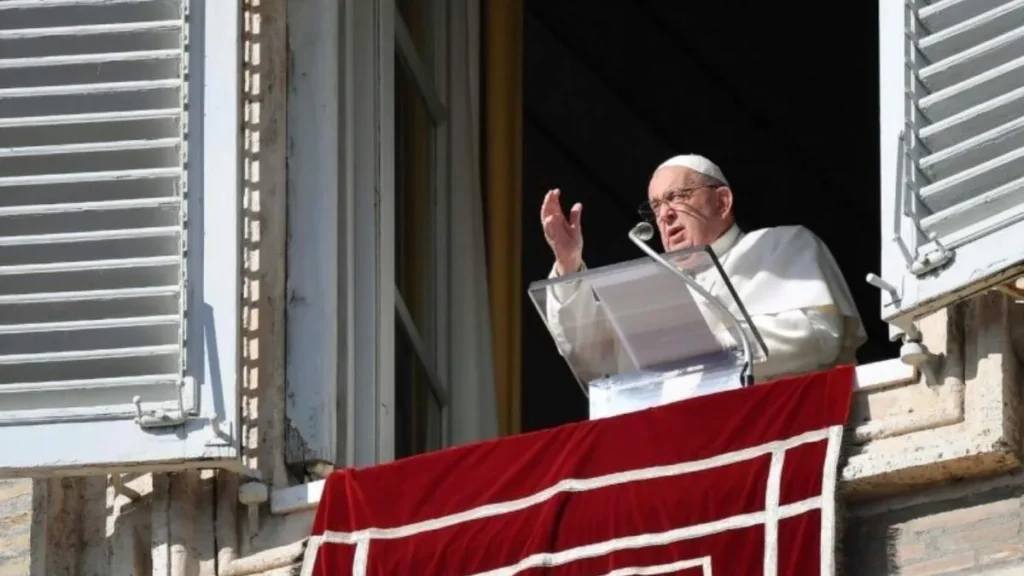 Imagem Papa em oracao do Angelus do artigo Papa: “Os pobres não podem esperar, vamos olhá-los nos olhos”