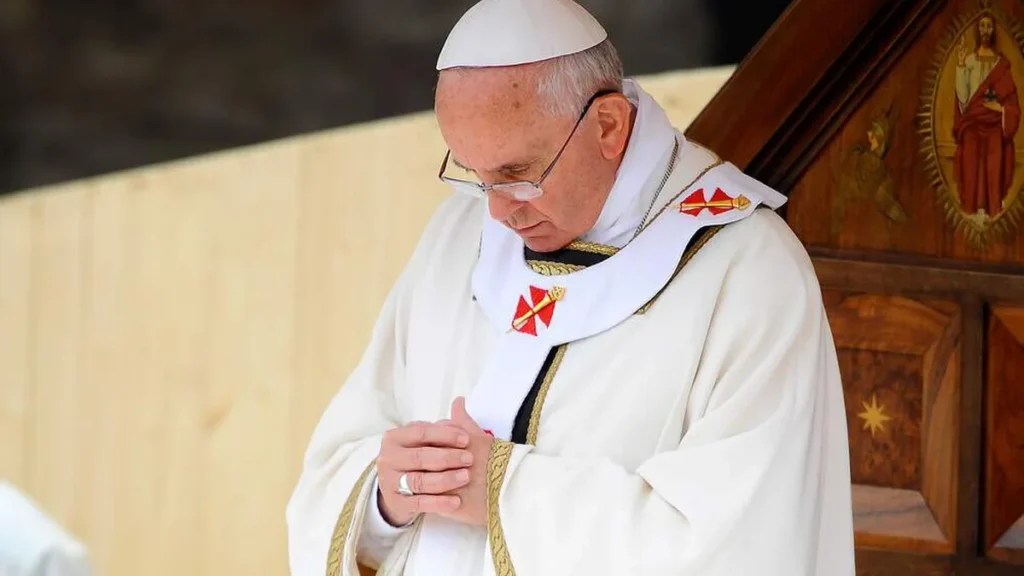 Imagem Papa rezando do artigo Papa Francisco reza pelas vítimas das enchentes na Espanha