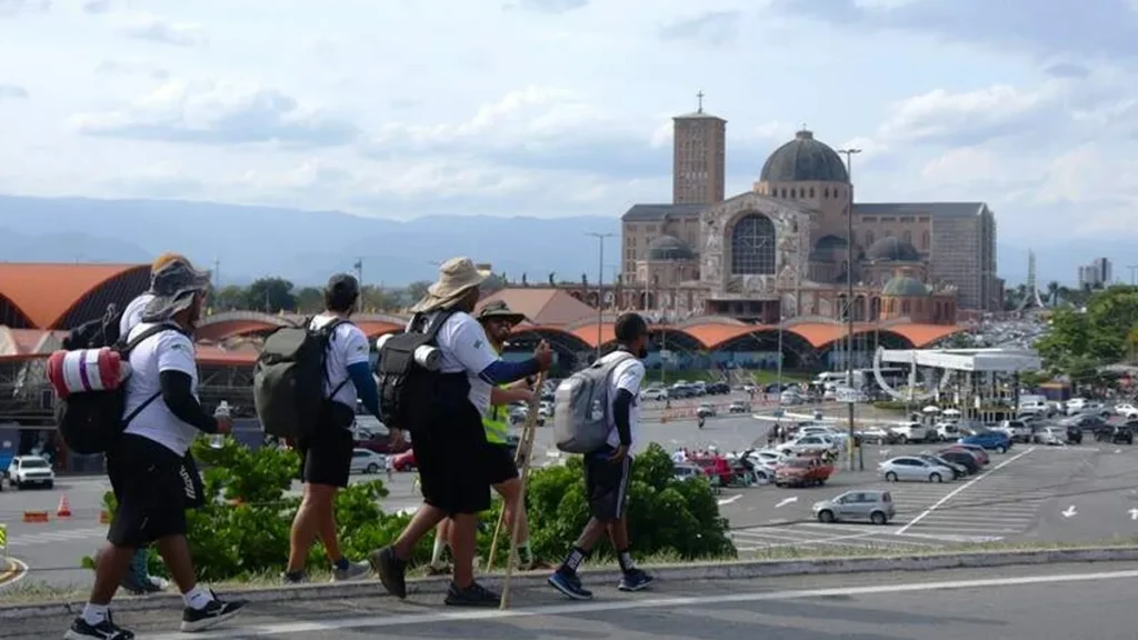 Imagem Peregrinos chegando ao Santuario Nacional em Aparecida do artigo A Família dos Devotos recebe a indulgência jubilar