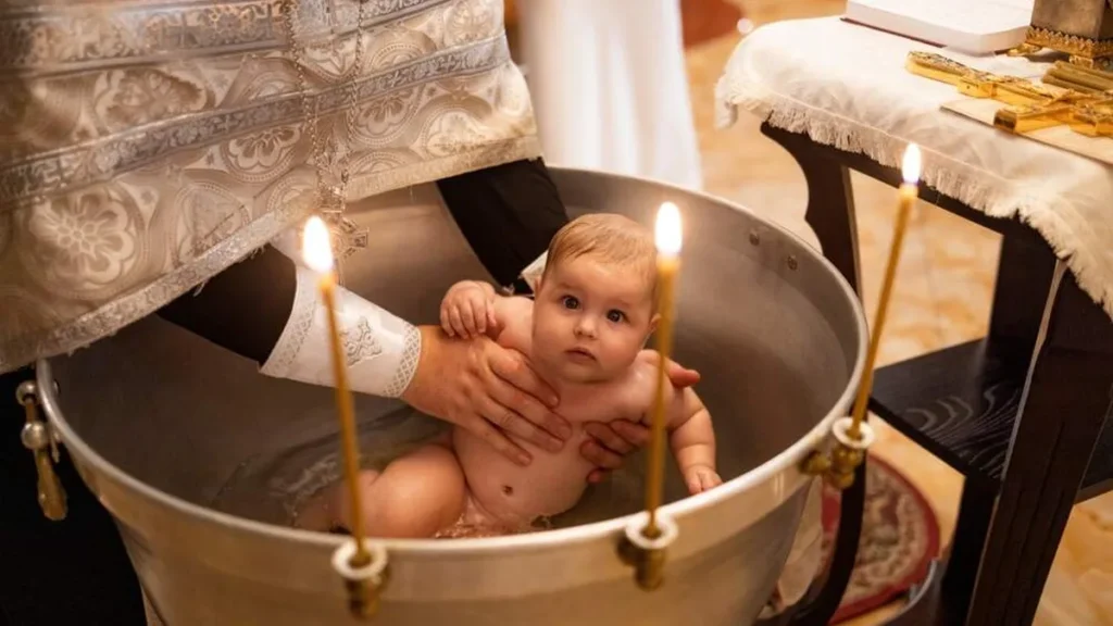 Imagem batismo por imersao do artigo O que significa mergulhar o bebê no batismo?