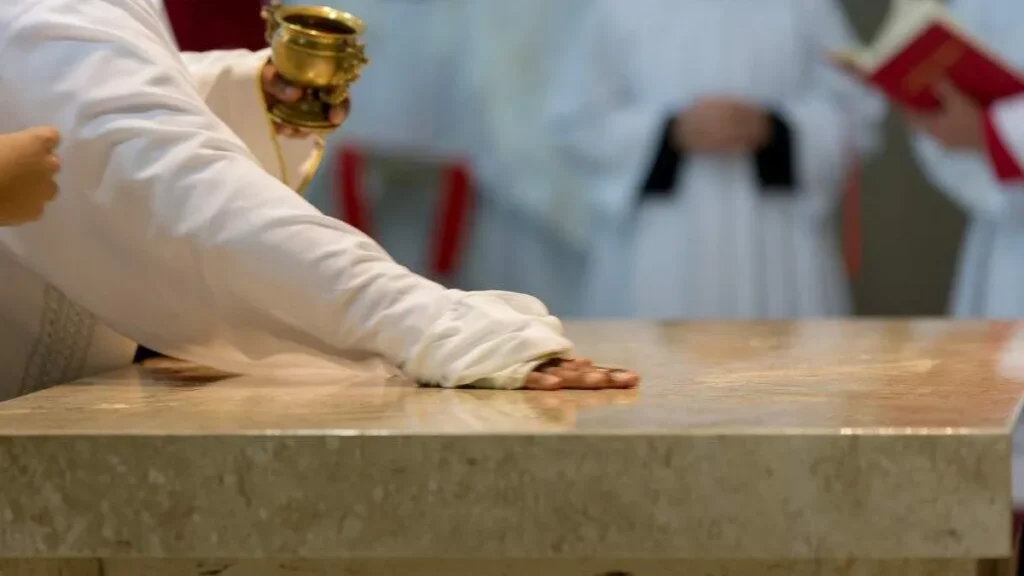 Imagem dedicacao de uma igreja oleo de crisma no altar do artigo Como é o rito de dedicação de uma igreja?