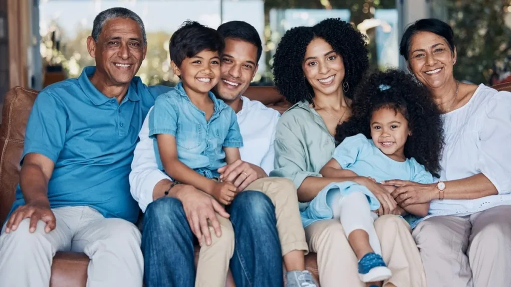 Imagem familia reunida do artigo Oração de Bênção das Famílias