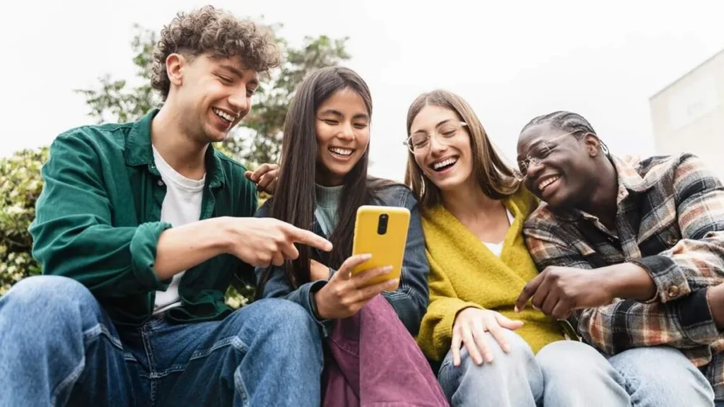 Imagem jovens conversando felizes do artigo Como a Igreja pode se habilitar para evangelizar a Geração Z?