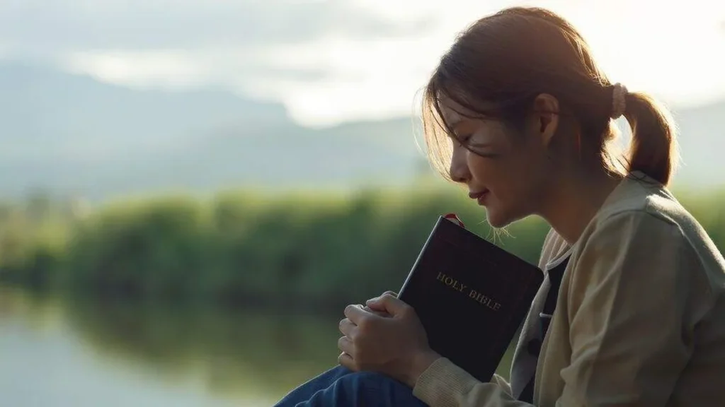 Imagem mulher com biblia na mao do artigo O papel da fé em momentos de crise