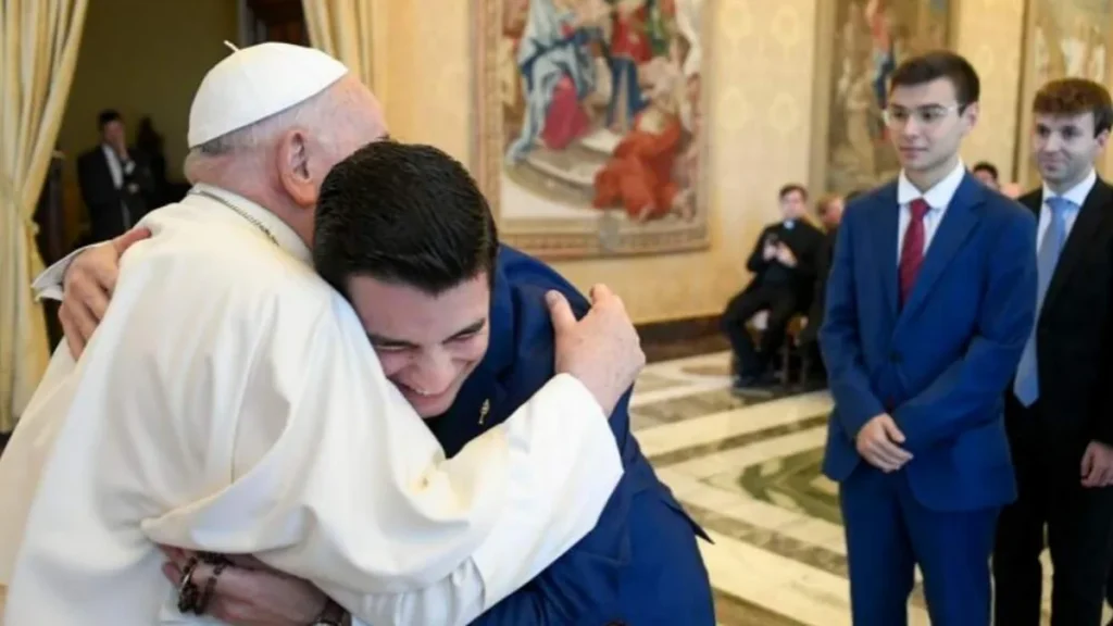 Imagem papa abraca seminarista 2024 do artigo “Levem o Senhor ao povo”, disse o Papa aos seminaristas