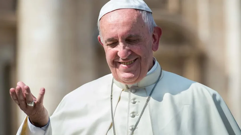 Imagem papa francisco sorrindo com a mao estendida do artigo Papa Francisco: "O Evangelho é boa notícia, não se comunica com cara fechada"