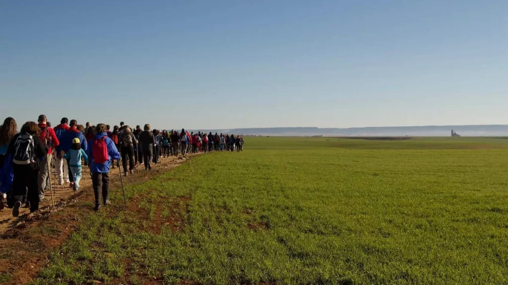 Imagem caminhada procissao refugiados caminho caminhar do artigo Deus toca no coração humano