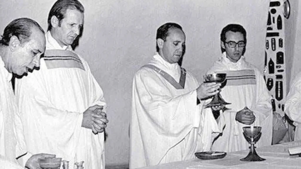 Imagem Padre Jorge Bergoglio celebrando do artigo 5 ações marcantes do sacerdócio do Papa Francisco