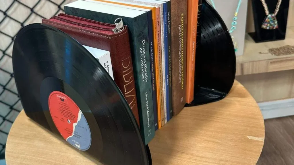 Imagem aparador de livros retro faca voce mesmo do artigo Aparador de livros retrô com discos de vinil - Faça Você Mesmo