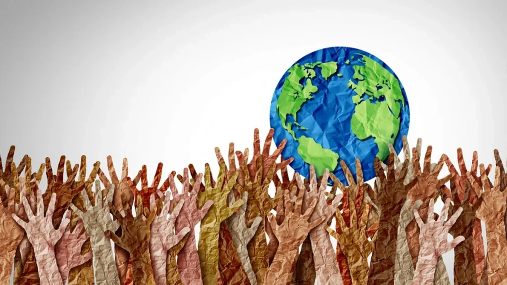 Imagem Pessoas de diversas etnias segurando o mundo representando os direitos humanos do artigo Direitos Humanos e a missão social da Igreja Católica