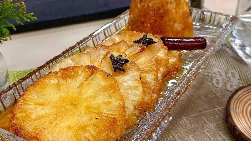 Imagem abacaxi caramelizado com sorvete de banana caseiro santa receita do artigo Abacaxi Caramelizado com Sorvete Caseiro de Banana - Santa Receita