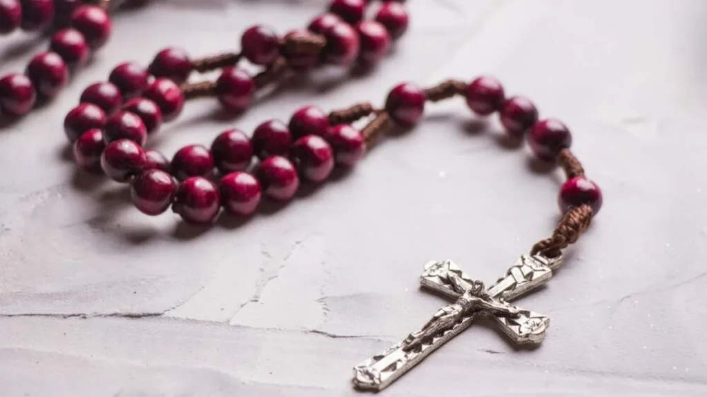 Imagem terco do artigo Como os Mistérios Gozosos podem guiar sua meditação no Advento?