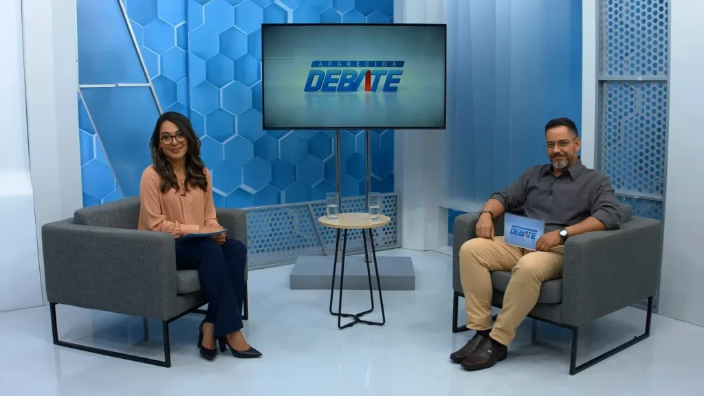 Imagem APD 1712 Reproducao TV Aparecida 2 do artigo "Aparecida Debate" fala sobre a proibição do celular nas escolas