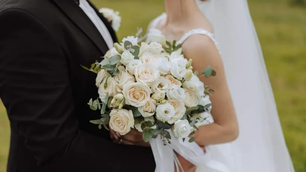 Imagem casal de recem casados do artigo Dogmas da Igreja: o matrimônio é verdadeiro e próprio Sacramento