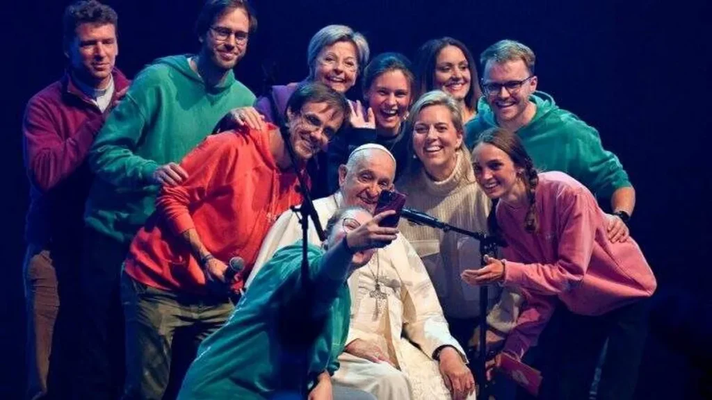 Imagem papa com jovens do artigo 6 conselhos do Papa para jovens no trabalho