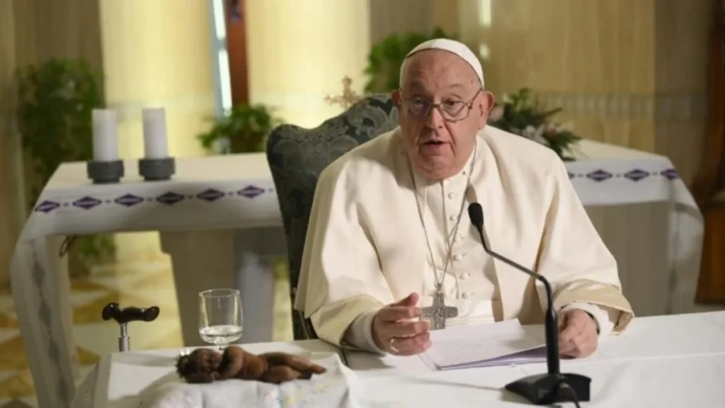 Imagem Papa rezando o Angelus na Capela da Casa Santa Marta do artigo Papa pede respeito e admiração às mães durante oração do Angelus