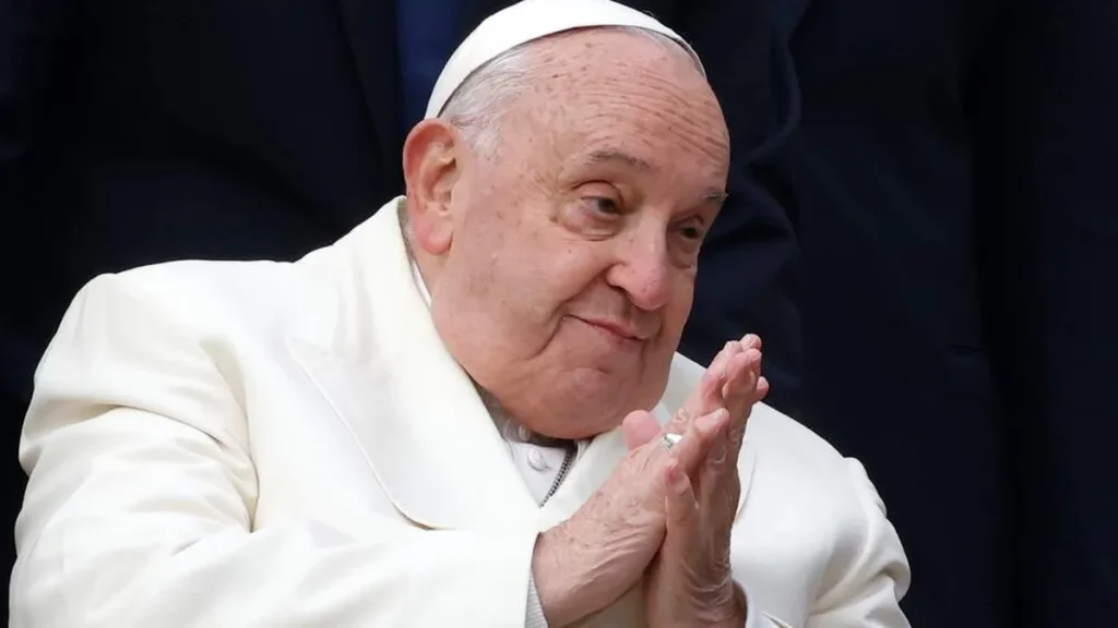 Imagem papa francisco unindo as maos do artigo Relembre as 12 intenções de oração do Papa para 2024