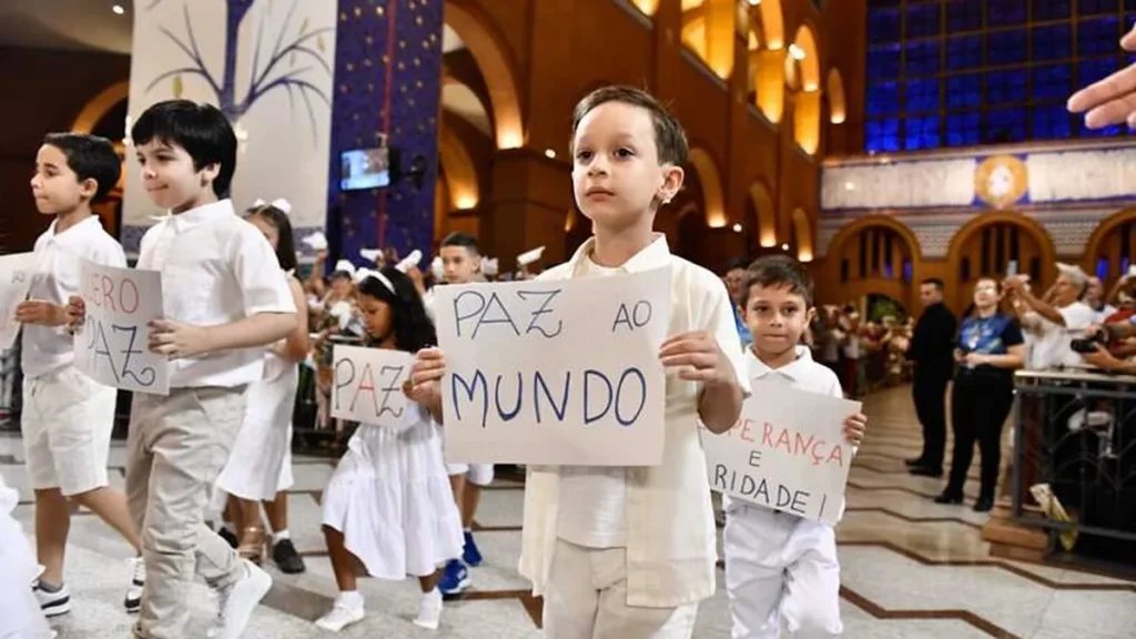 Imagem Crianca com placa pedindo paz do artigo Artífices da paz