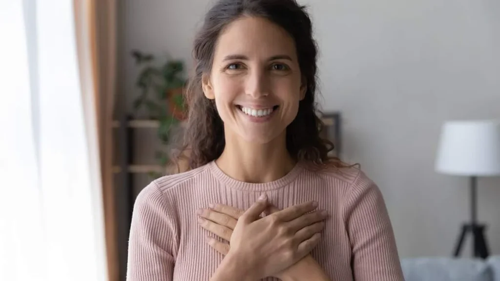 Imagem Mulher com as maos no coracao do artigo Dezembro chegou! Pelo o que você é grata?