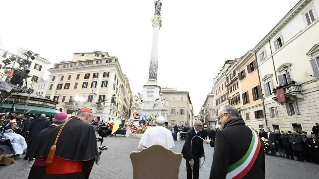 Imagem Papa Francisco em ato de devocao a Imaculada do artigo Papa diz que o Jubileu acontece dentro de nosso coração